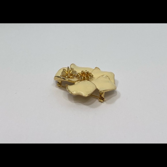Enamel pansy flower brooch, women metal ivory and gold colour pin brooch. Used. - Picture 3 of 7